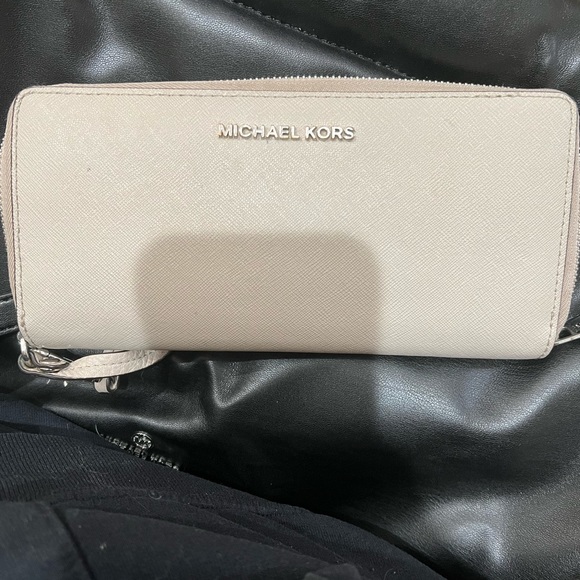 Michael Kors wallet big spacious tons of pockets - Picture 3 of 3